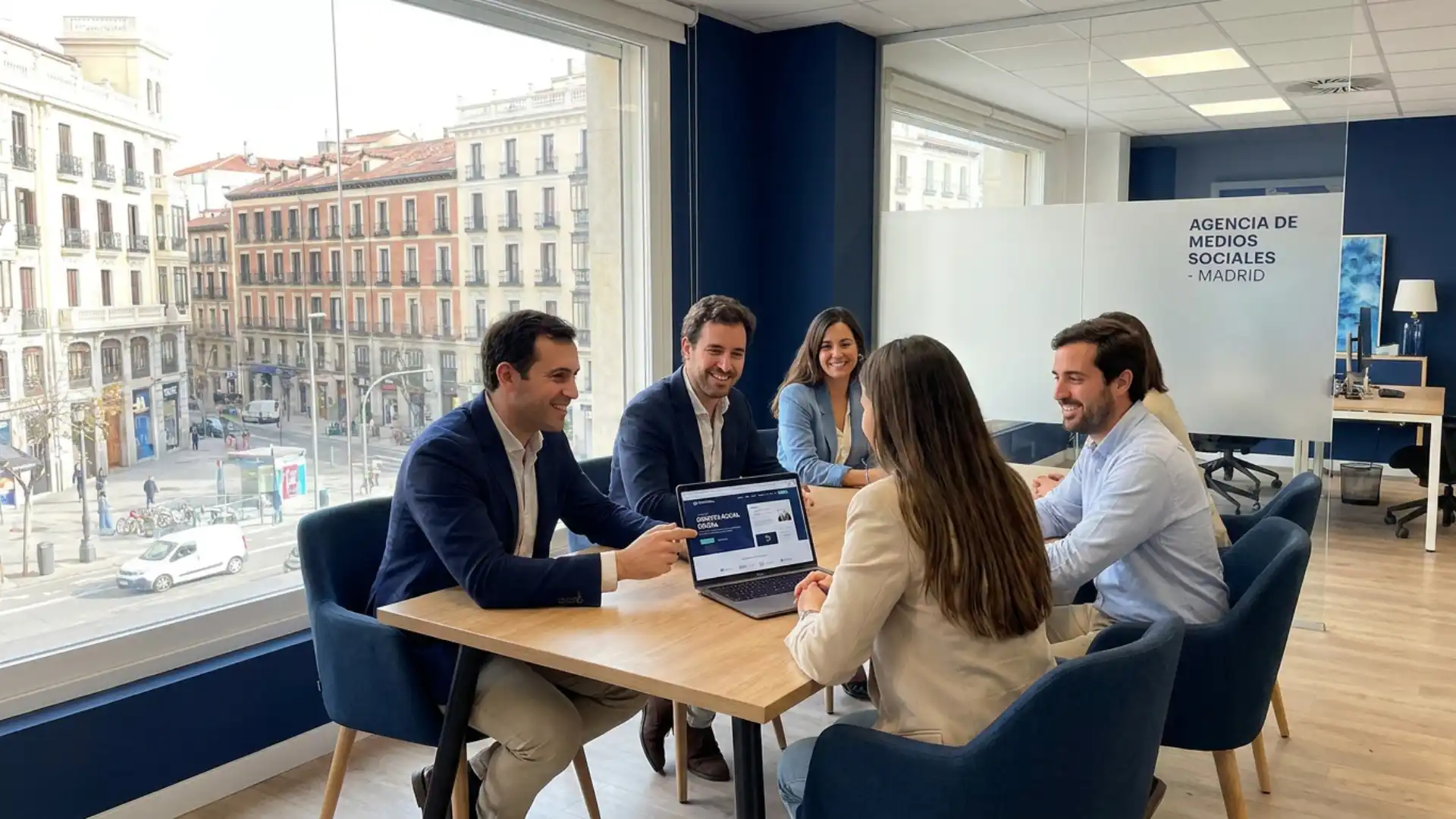 Equipo creativo trabajando en campañas